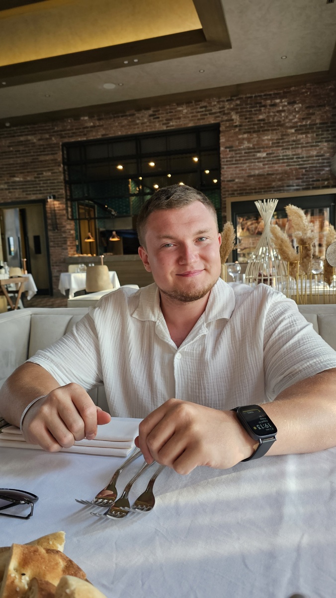 это я в Казахстане в ресторане...