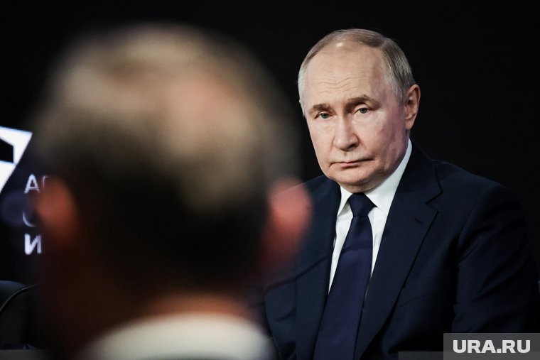    Президент Владимир Путин неожиданно провел Совбез в очном формате