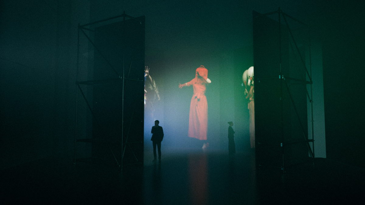    В рамках экспозиции создаётся полифоническое высказывание о границах медиа и их способности к трансформации