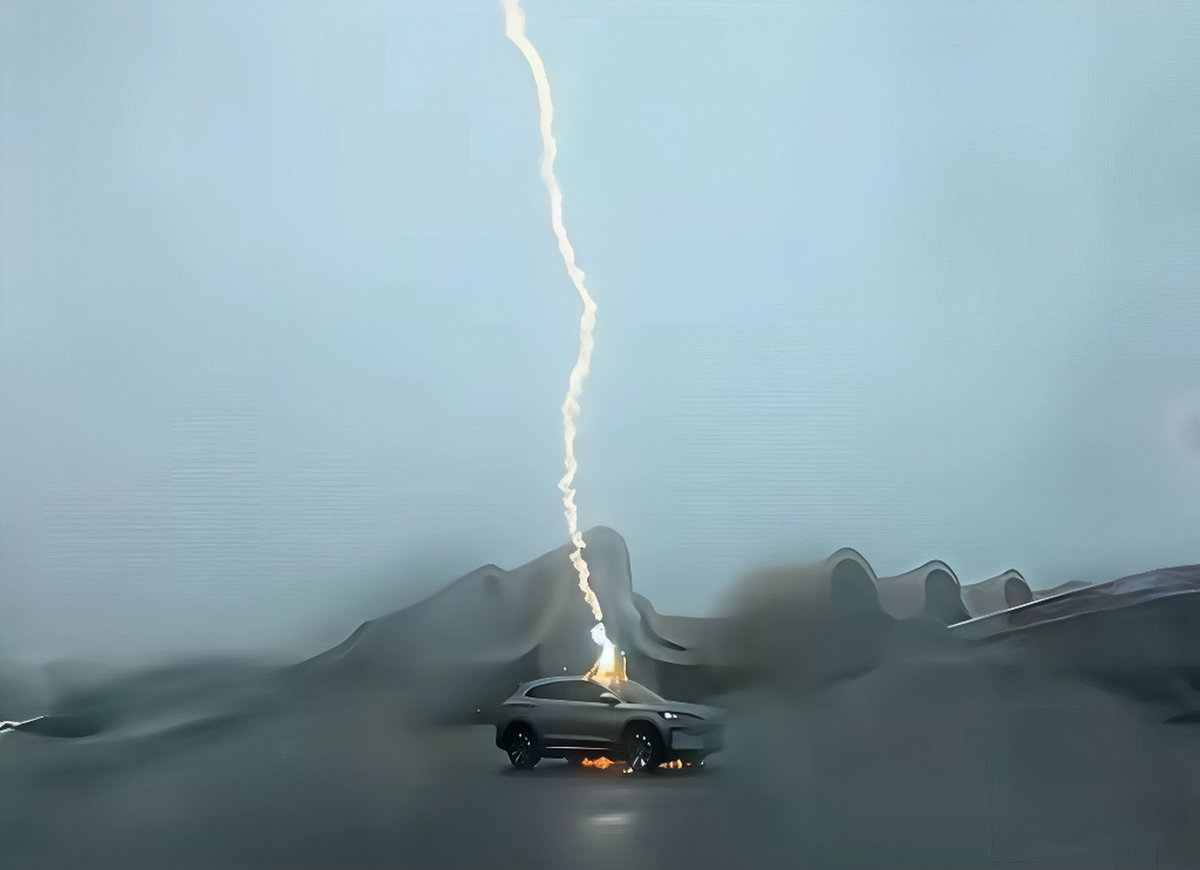    Молния ударила в китайский электромобиль