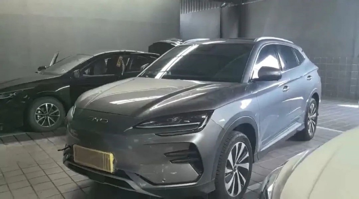    Электрический кроссовер BYD Song Plus EV, который подвергся удару молнии