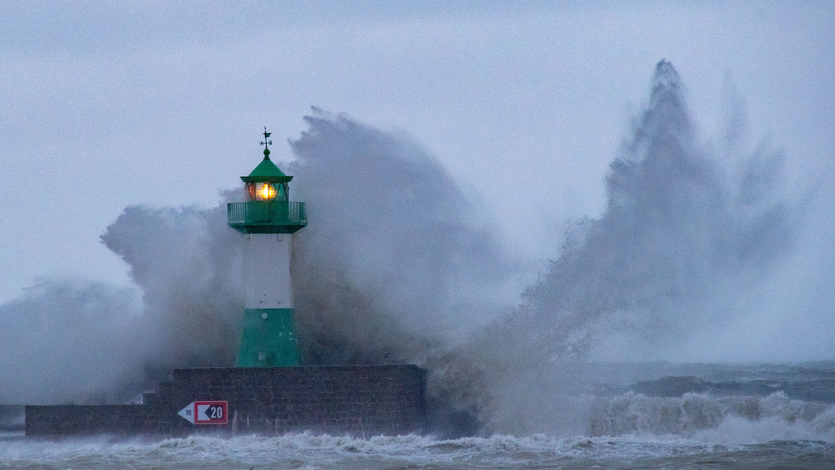Гигантские волны обрушиваются на маяк в Заснице, Германия. Из-за шторма 20 октября 2023 года первые улицы и прибрежные районы на побережье Балтийского моря были затоплены. ФОТО: Штефан Зауэр/picture alliance через Getty Images