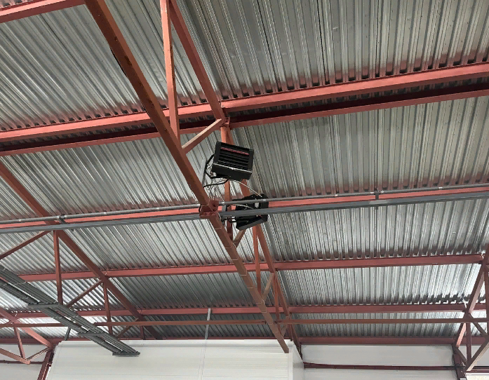 водяные тепловентиляторы установлены в производственном помещении 