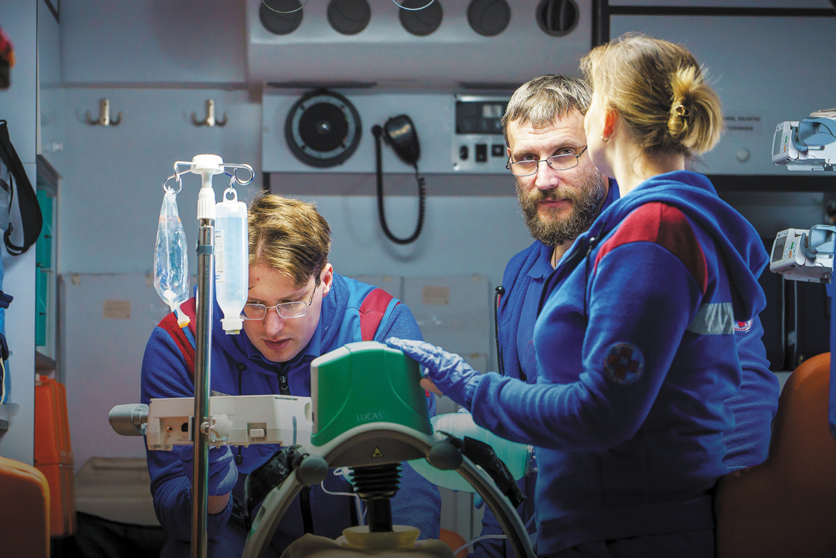 Оборудование современного реанимобиля позволяет проводить необходимые реанимационные мероприятия по дороге в больницу. Фото: НИИОЗММ
