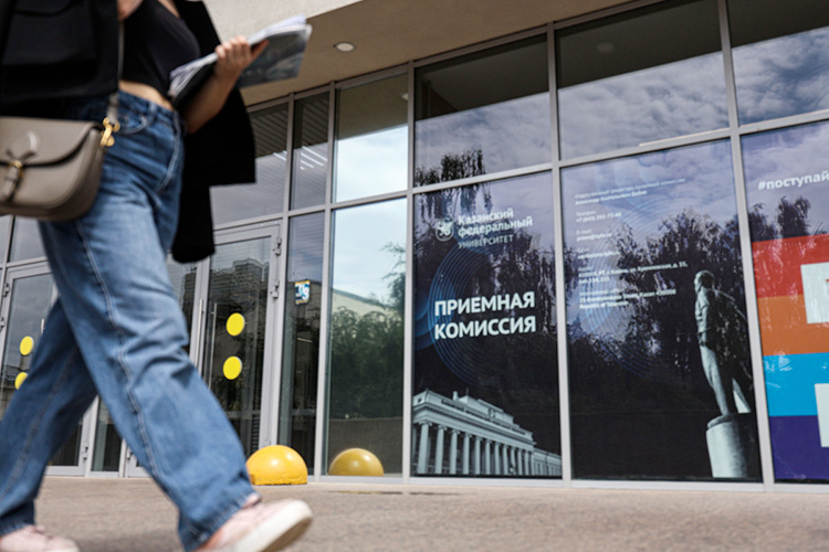    В этом году, по данным минобрнауки РТ, для первокурсников заготовили 23 147 бюджетных мест, а школы РТ в этом году выпустили 15 тыс. выпускников.   
Фото: «БИЗНЕС Online»