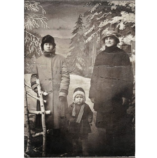 Август Ланин с матерью и няней, 1927 год