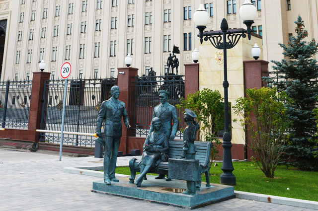    Памятник у здания Министерства обороны на Фрунзенской набережной. Фото: РИА Новости/ Наталья Селиверстова