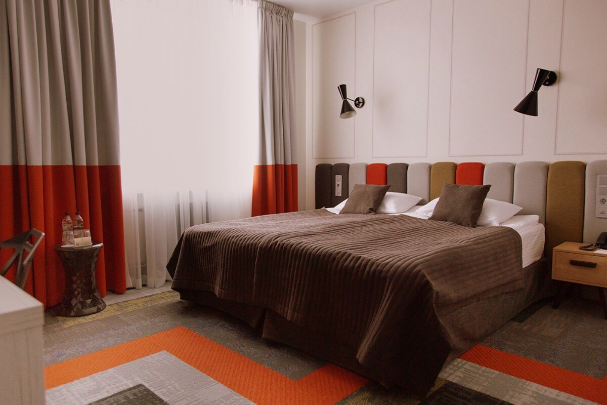 Отель «Введенский» расположен в центре Петроградского района, который сочетает в себе историю Санкт-Петербурга и модные веяния современности.