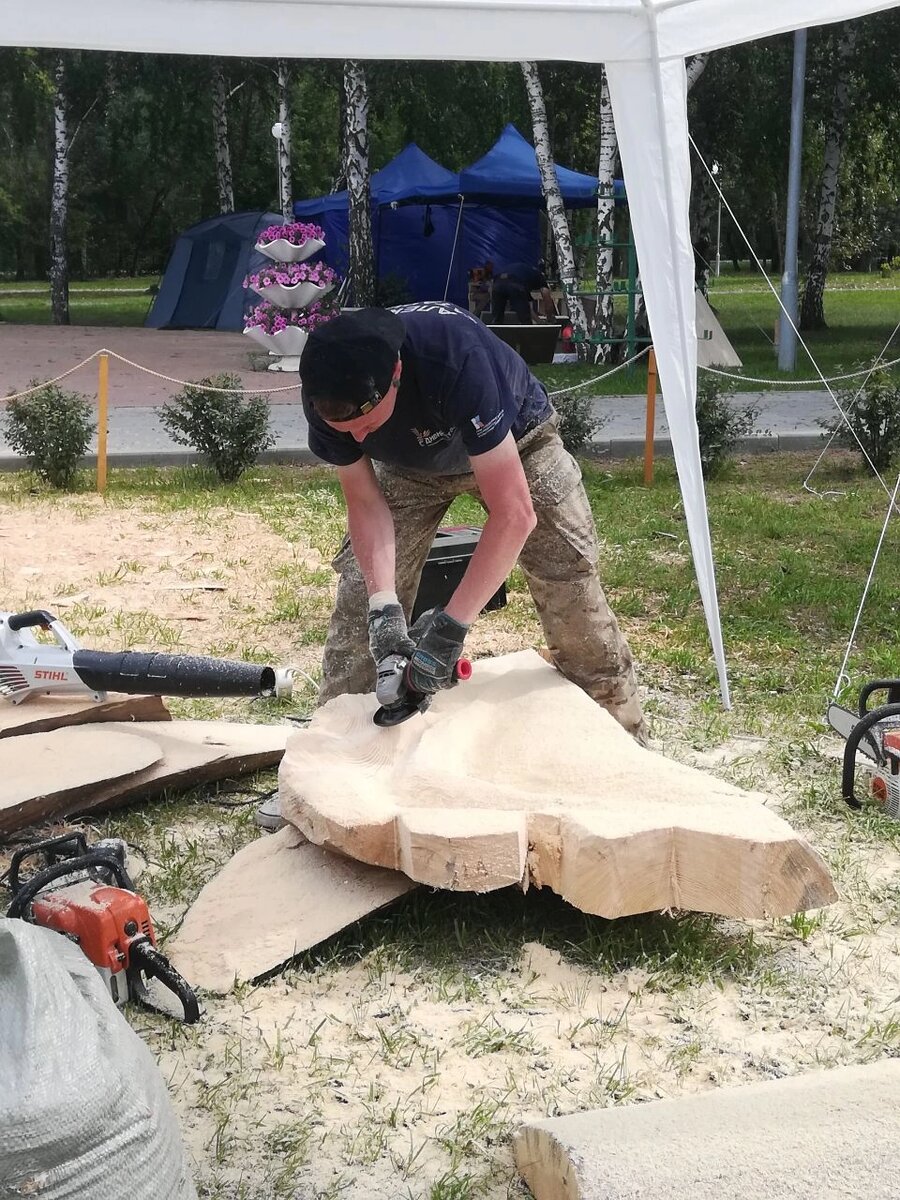    Северная сосна, с которой работают художники, отличается большим диаметром ствола. Фото: «АиФ-Урал»/ Рада Боженко