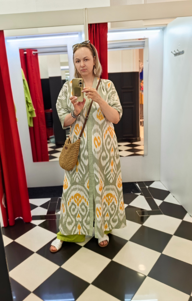 В СГ просто померила, брать особо было нечего. Летнего уже более чем достаточно. Актуальный в этом сезоне распашной халат-накидка с национальным принтом.  