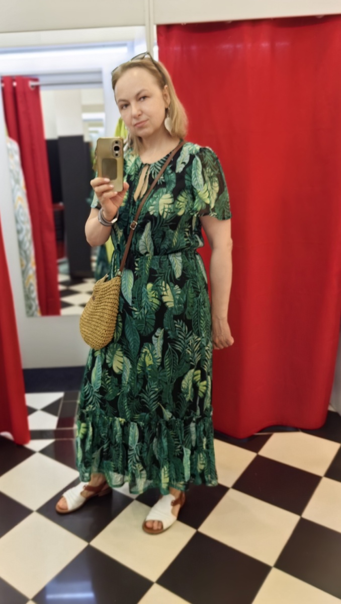 Крепдешиновое платье на подкладке, брендовое, хорошего качества. К нему подходящий ремень, обувь другую и было бы норм. 