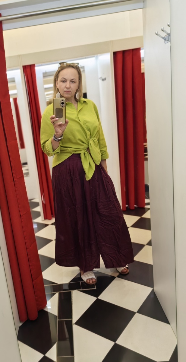 Новая юбка из смеси хлопка и льна очень модного цвета. С другой обувью и верхом (хотя сочетание с лаймом классное).