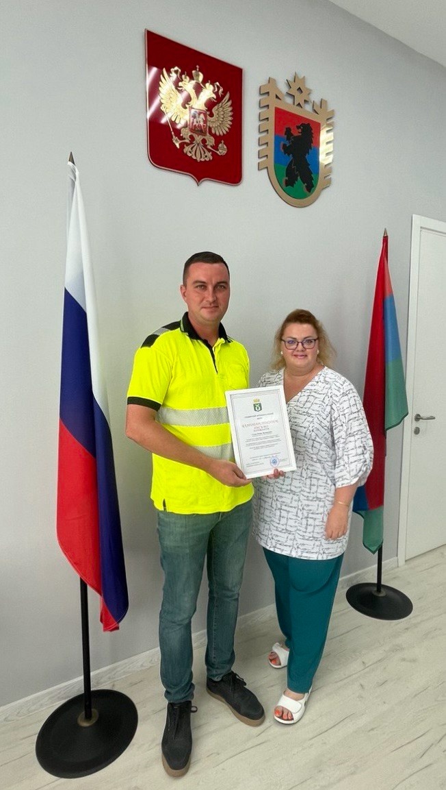    Строительную компанию отметили наградой за оперативный ремонт дороги в Карелии. Фото: Роман Петров