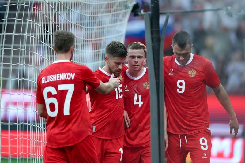    Футболисты сборной России: Максим Глушенков, Данил Глебов, Данил Круговой и Николай Комличенко / Источник: © СПОРТ-ЭКСПРЕСС/Дарья Исаева