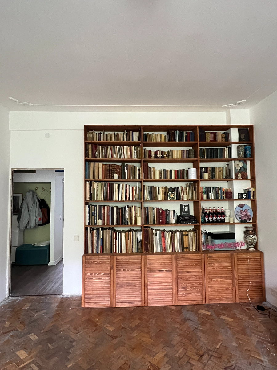 Я рисовала проект, муж реализовывал. Теперь у нас красивая библиотека и внизу отдельные места для хранения всего хлама, который обычно складывается на балконе.