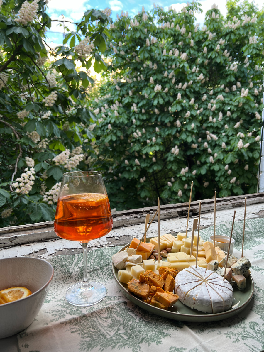 У меня теперь можно устраивать красивые посиделки с французским флером - открытые окна, каштаны, салфетки.