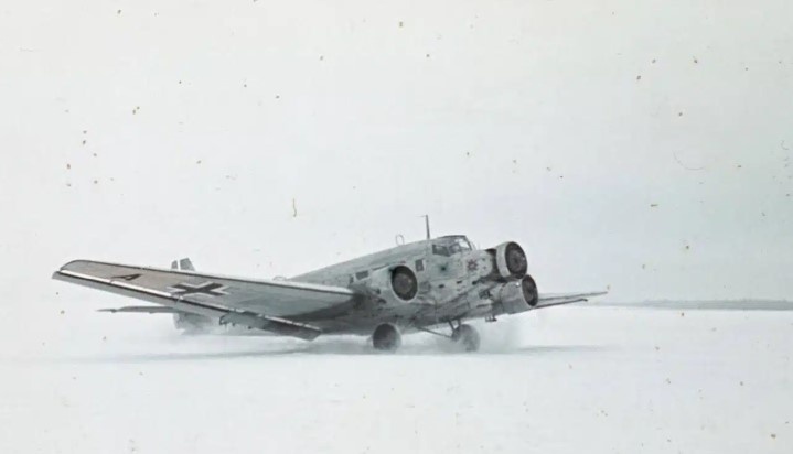 Немецкий транспортный самолёт Junkers Ju 52 в белом зимнем камуфляже готовится к взлёту где-то в СССР (thearmorylife.com)