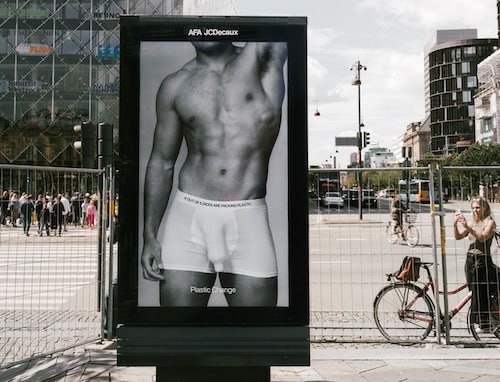 Plastic Change спародировала Calvin Klein, заменив «мужское достоинство» на пластиковые бутылки