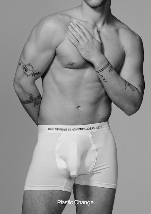 Plastic Change спародировала Calvin Klein, заменив «мужское достоинство» на пластиковые бутылки