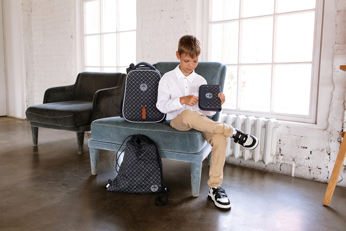 Капсульная коллекция «Котофей»: каркасный рюкзак, мешок для сменной обуви и пенал, выполненные в едином дизайне.  