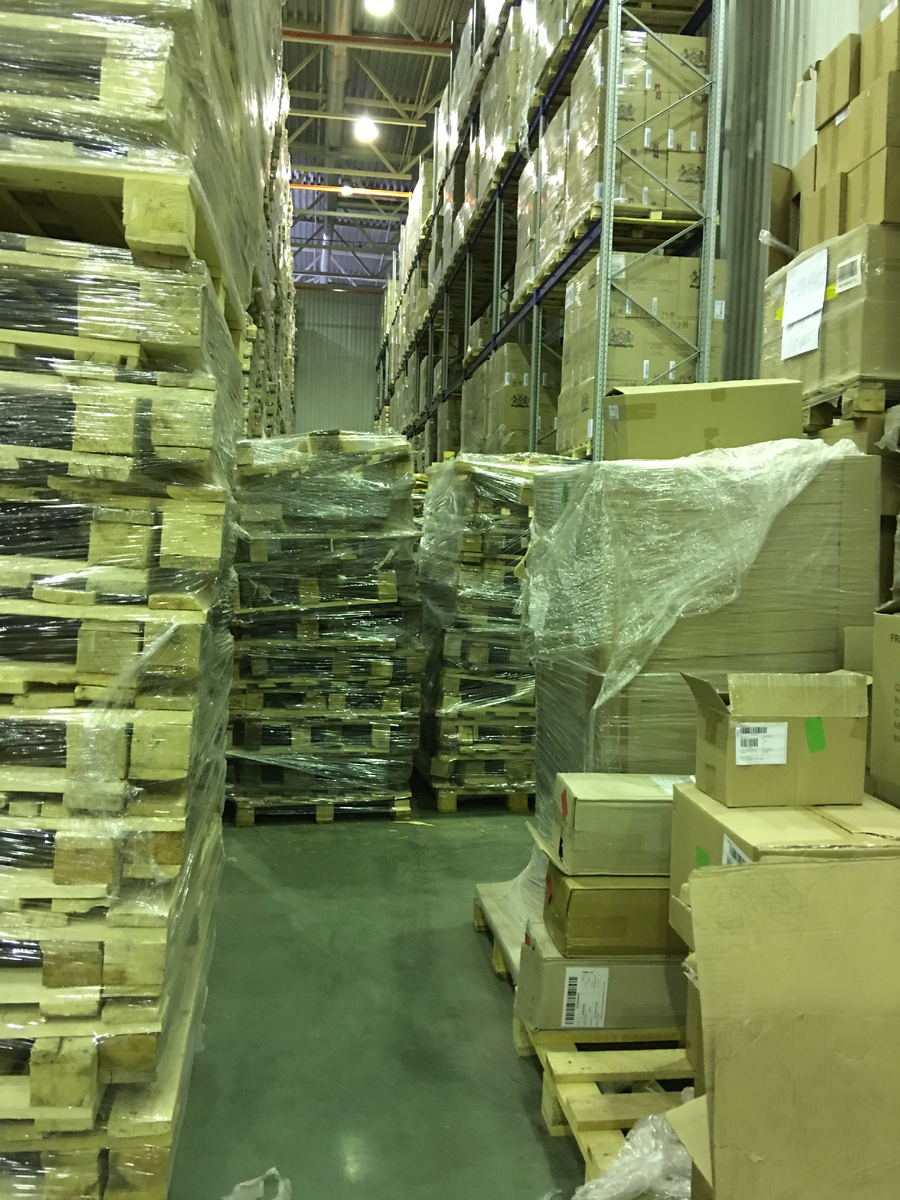 Лучшее место для хранения пустых поддонов - пути перемещения складской техники и персонала. Поддоны будут всегда на виду и не потеряются.