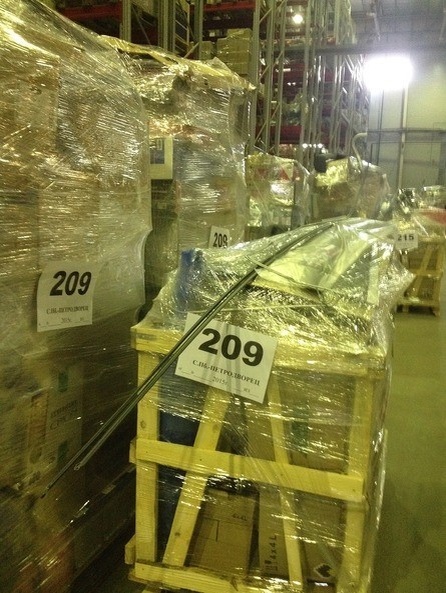 Негабаритные паллеты нужно размещать вне зоны хранения, лучше всего - в технологическом проезде за стеллажами. Там их точно никто не заметит.