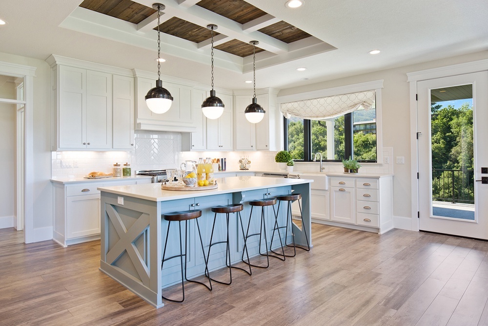     Самый распространенный вид стойки - прямоугольник, который может располагаться в качестве самостоятельного элемента или являться частью кухонной меблировки. / Фото: iStock