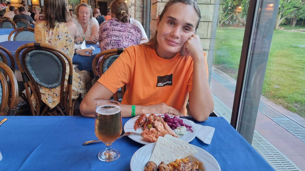 На фото: горы еды в отеле