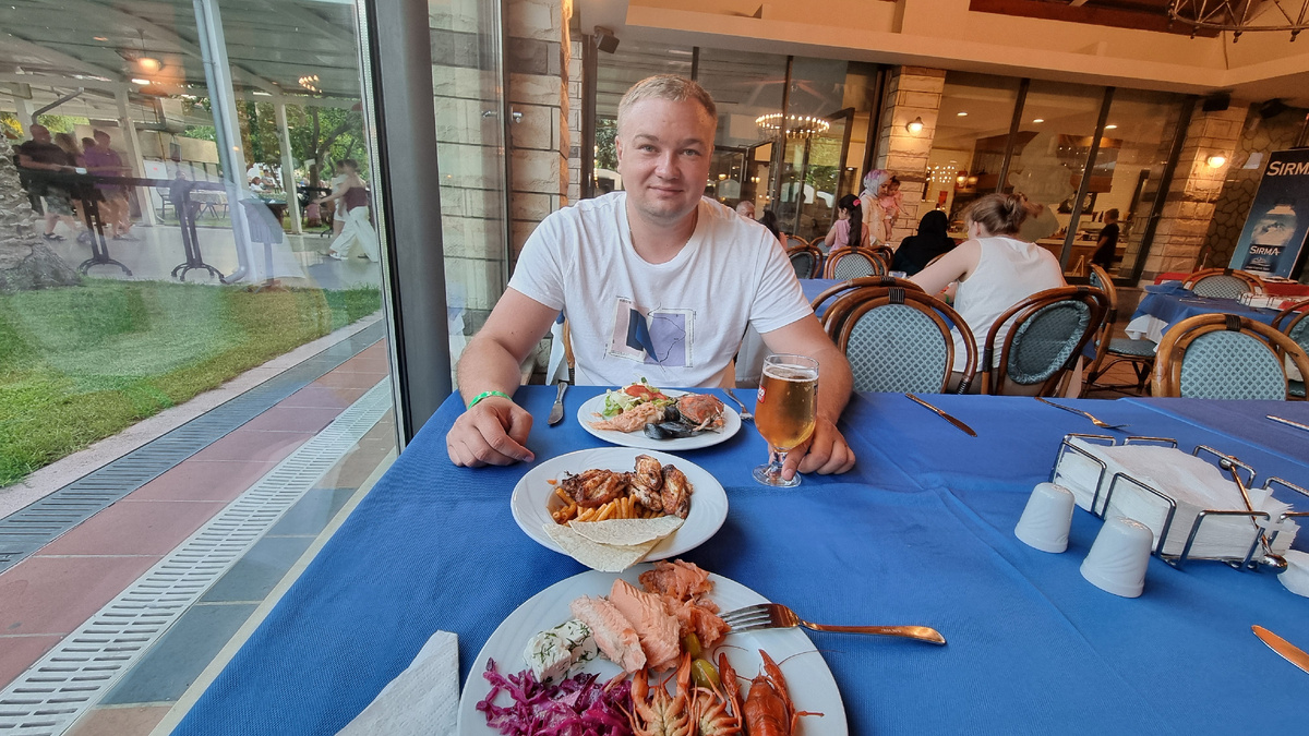 На фото: ужин в отеле Belconti Resort 5*