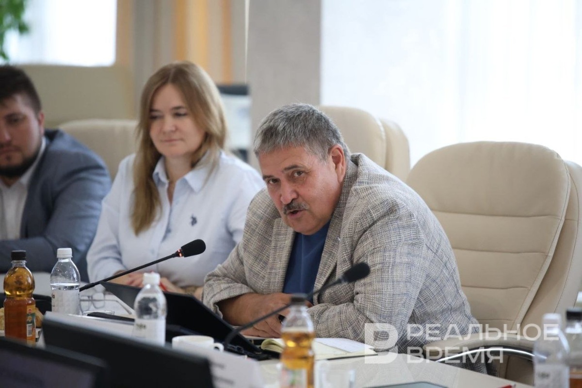    — Вот вам инвестор — прямо за столом, — указала она на президента Ассоциации предприятий малого и среднего бизнеса Ильяса Нуриева, владеющего сетью частных клиник. Артем Дергунов / realnoevremya.ru