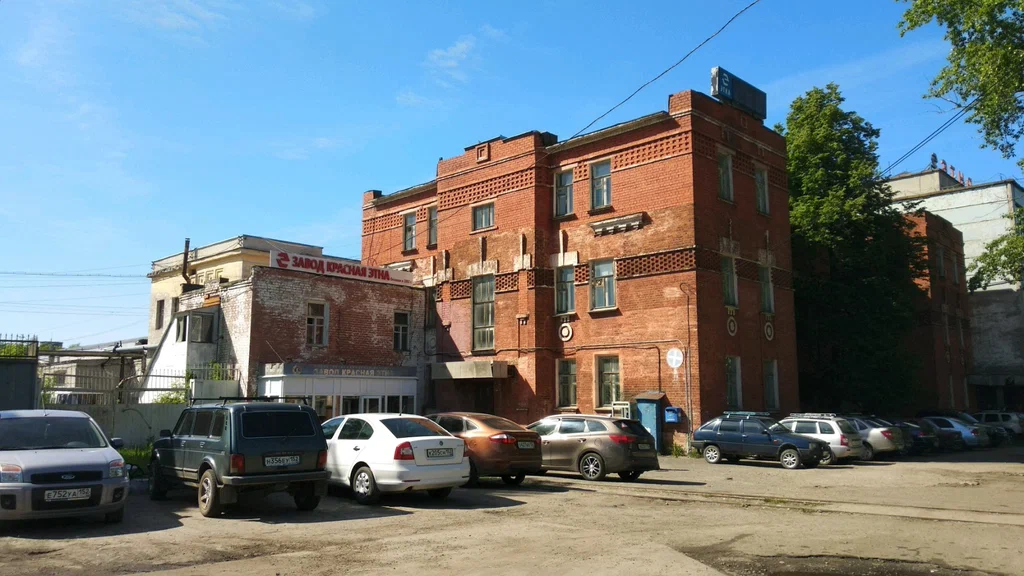 Завод «Красная Этна» получил своё название в честь одноимённого вулкана Этна на острове Сицилия — самого большого действующего вулкана в Европе. 
vk.com
Название предложил министр финансов Российской Империи Сергей Витте. Нынешнее название предприятие получило в 1922 году в честь 5-летнего юбилея Советской власти.