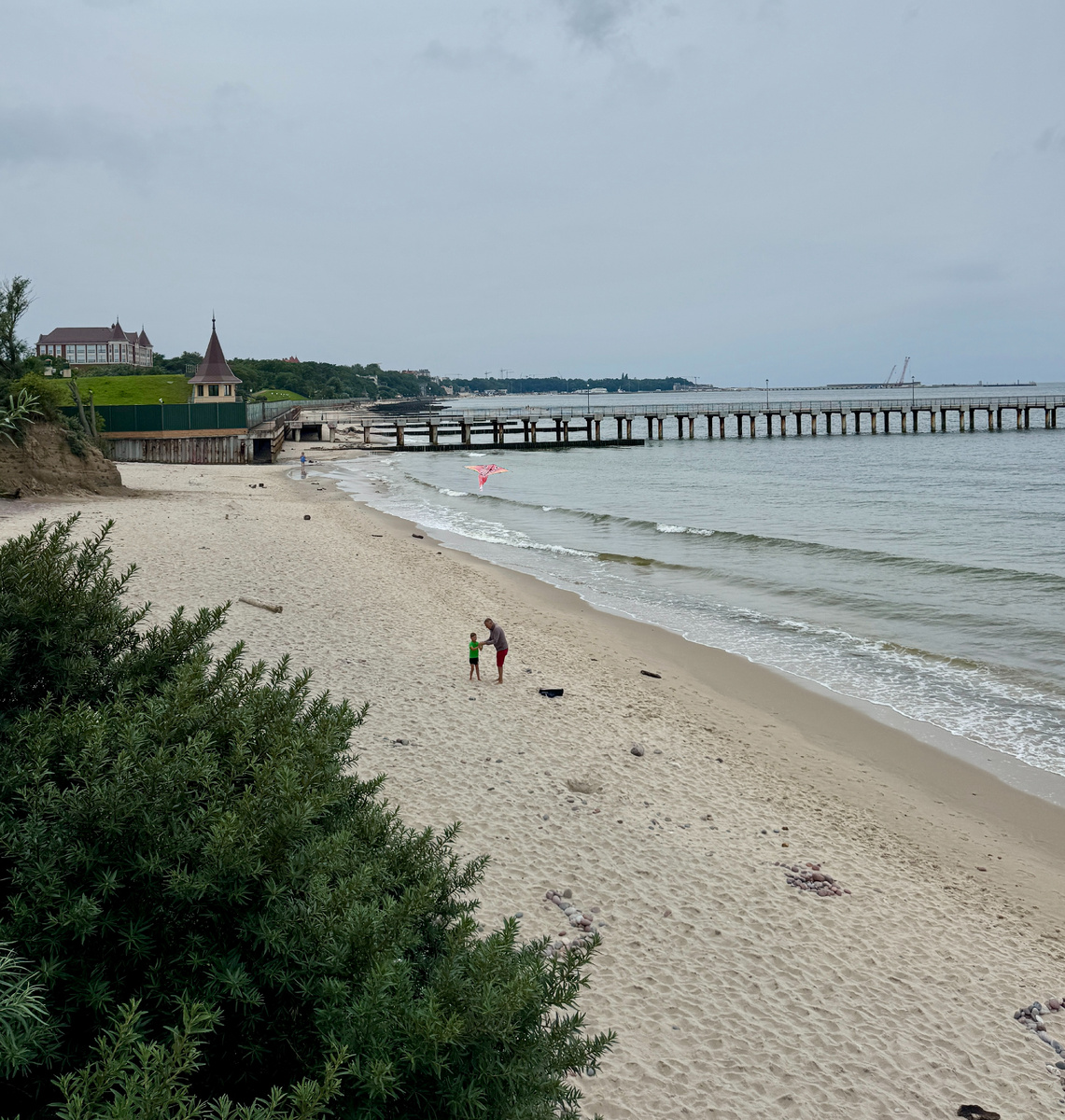 Широкие пляжи Пионерского. Вдали виднеется государственная резиденция президента РФ "Янтарь". 2025 г.