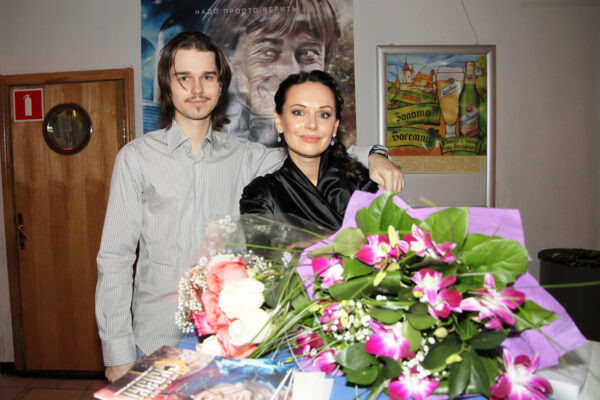    На снимке: телеведущая Ирина Безрукова с сыном. Кинотеатр `Пушкинский`. Премьера фильма Сергея Безрукова и Андрея Мармонтова `Реальная Сказка`.