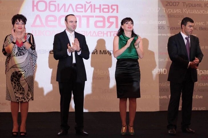    Юлия Гольдорт, Роман Товстик с сооснователями компании New Life. Фото: