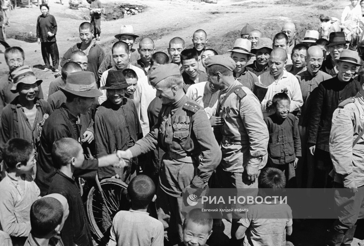 Жители Маньчжурии приветствуют воинов Красной Армии