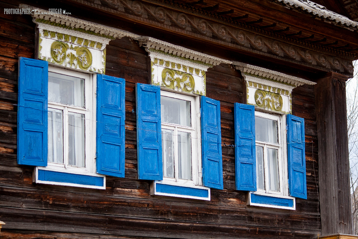 Фасад: три окна со ставнями