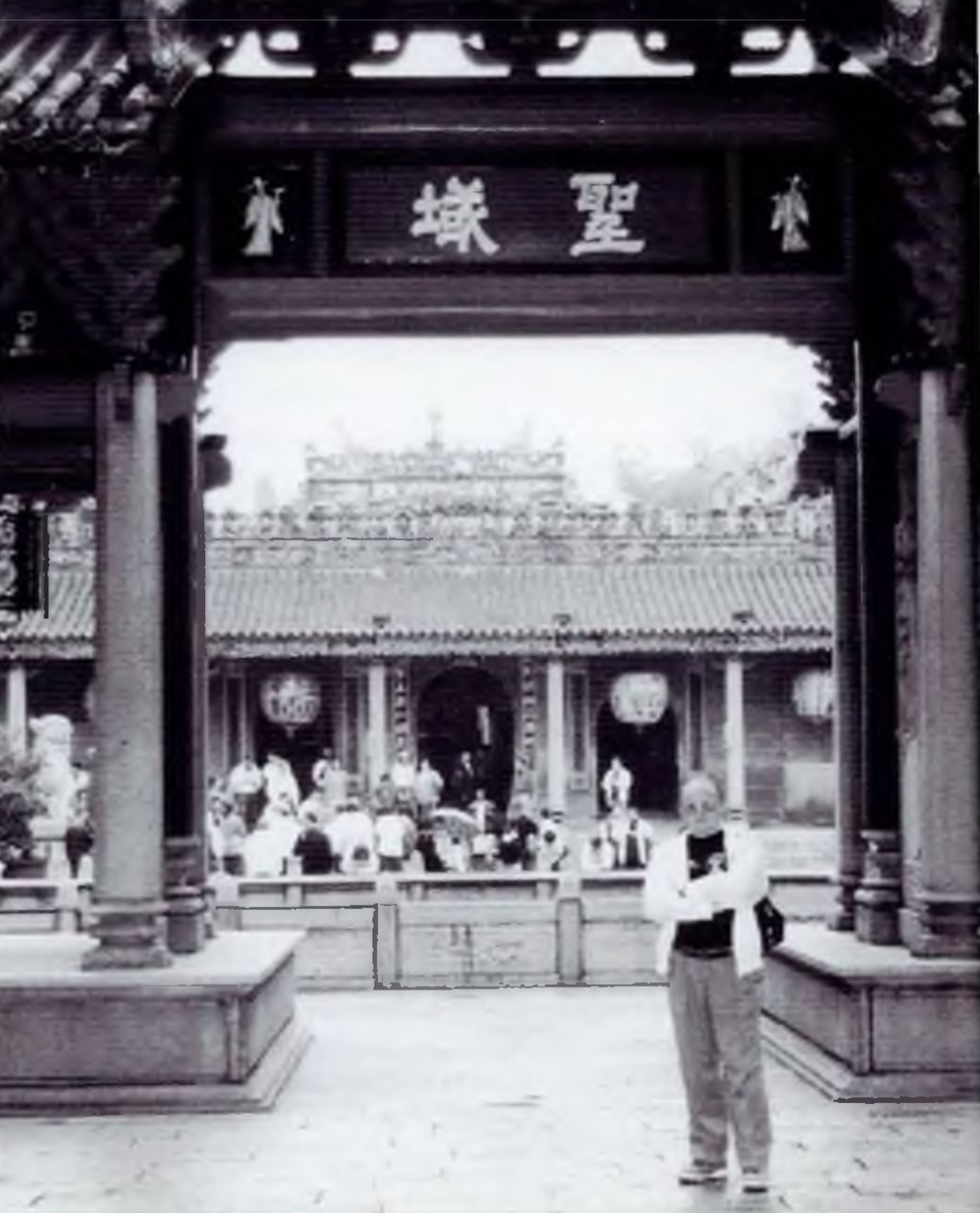 Автор на территории храма Цзумяо (Zu Miao) в Фошань, провинция Гуандун, построенного в XI веке. Именно из Фошань и его окрестностей происходят получившие мировую известность системы кунг-фу, такие как Винг Чунь Куен (Ving Tsun Kuen), Хунгар (Hung Gar) и Чой Ли Фут (Choy Lee Fut).В настоящее время в Цзумяо собраны архивные документы, касающиеся боевых искусств этого региона Китая. Здесь же расположены два музейных объекта, посвящённых истории стилей кунг-фу Хунгар и Вин Чунь Куен.