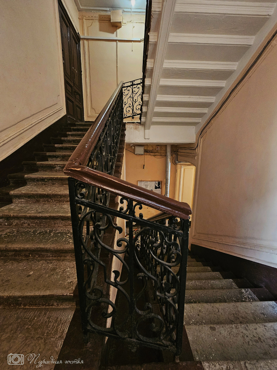 Парадная с духом интеллигенции. Фото: Парадная гостья