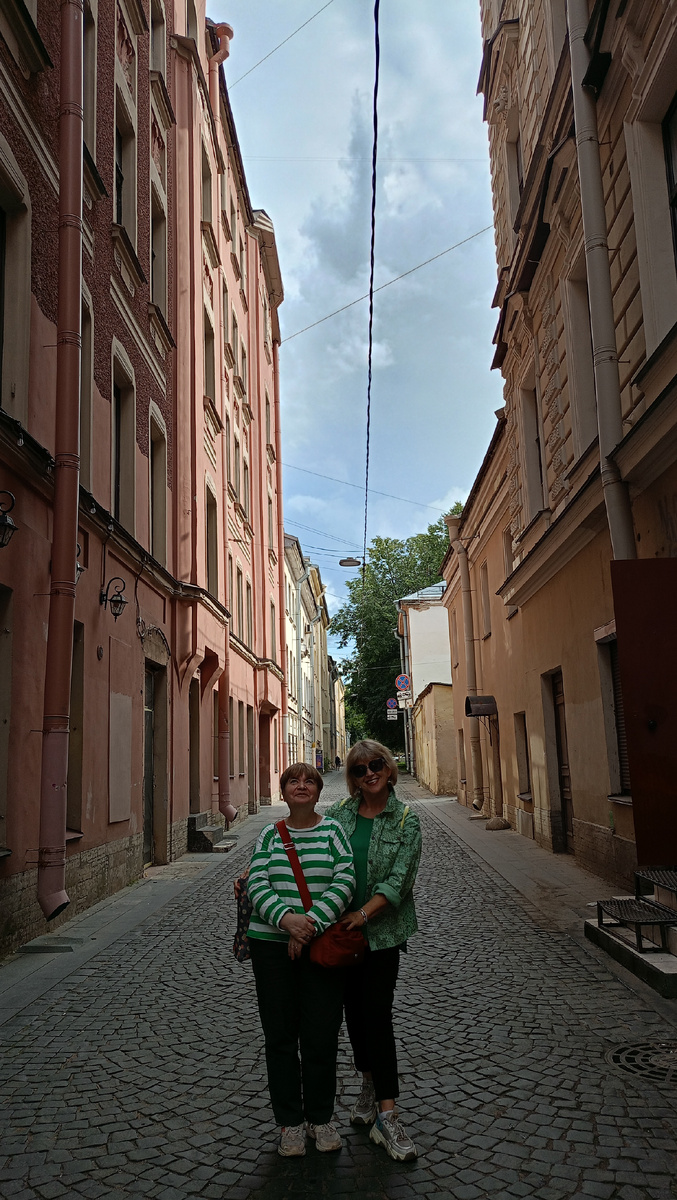 Вот оказались на узкой этой улочке случайно вчера и обе одинаково восхитились. Хотя вроде ничего особенного. И красот каких-то особенных не видать, а души радуются в унисон💕