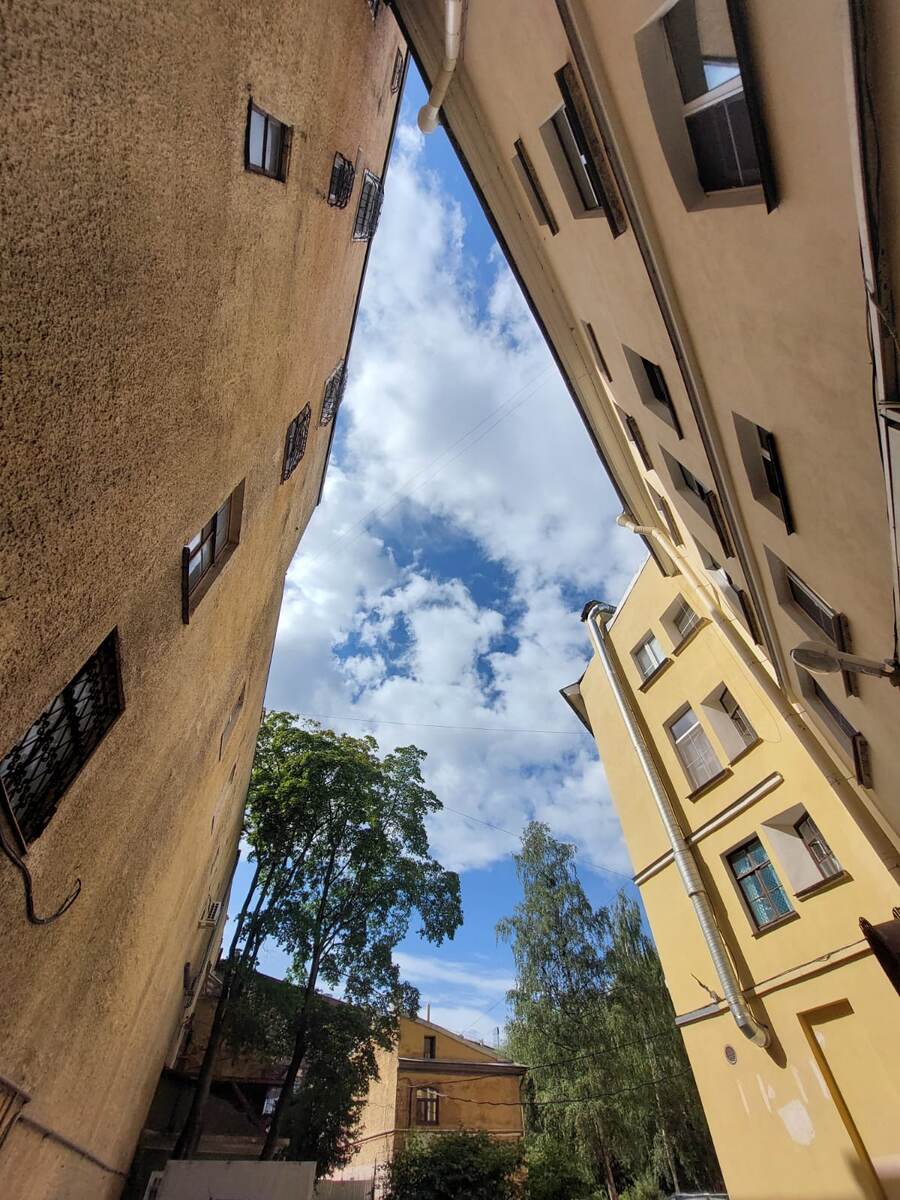 А это она сняла , когда мы в какую-то подворотню заходили посмотреть что и как там😄ох и нравится нам это дело! И она знает, что я люблю такие фото - прислала вечером❤️ Ведь как прекрасно🤗