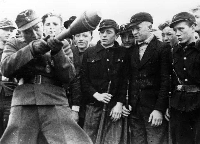 Молодые бойцы фольксштурма изучают основы использования противотанкового оружия «Панцерфауст» (thearmorylife.com)