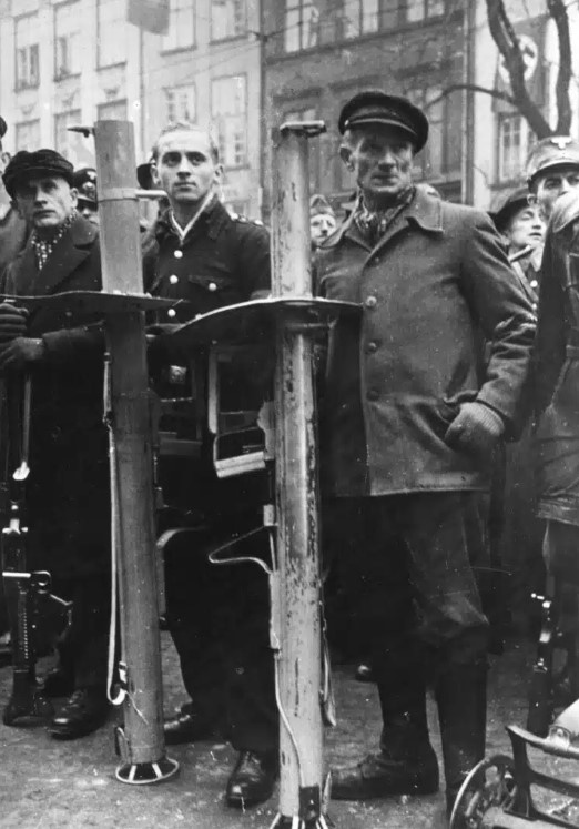 Отряд фольксштурма в Берлине с гранатомётами «Панцершрек» и ручным пулемётом MG42 (thearmorylife.com)