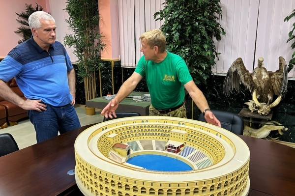 Олег Зубков рассказывает о Колизее главе Крыма - Сергею Аксёнову