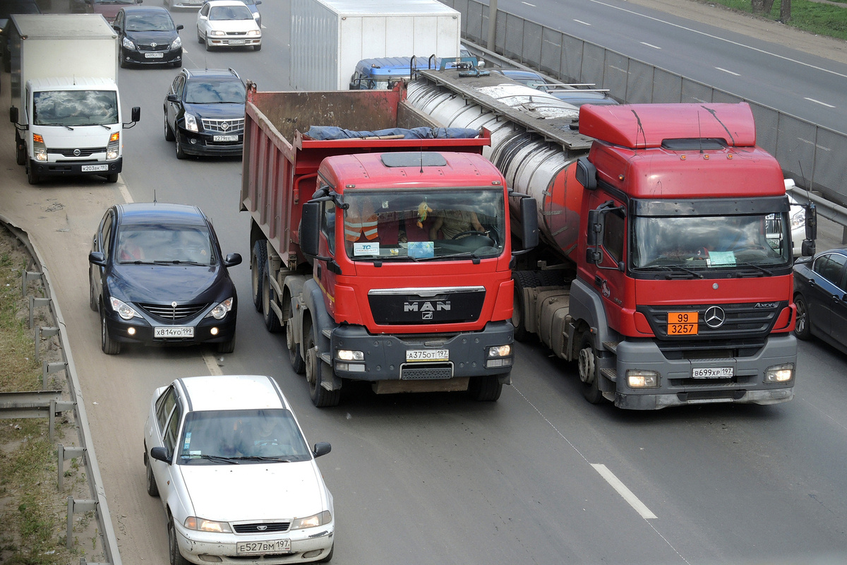 Фото заимствовано - https://www.mk.ru/economics/2025/08/04/v-rf-na-skladakh-skopilos-bolshoe-kolichestvo-nerasprodannykh-mashin.html