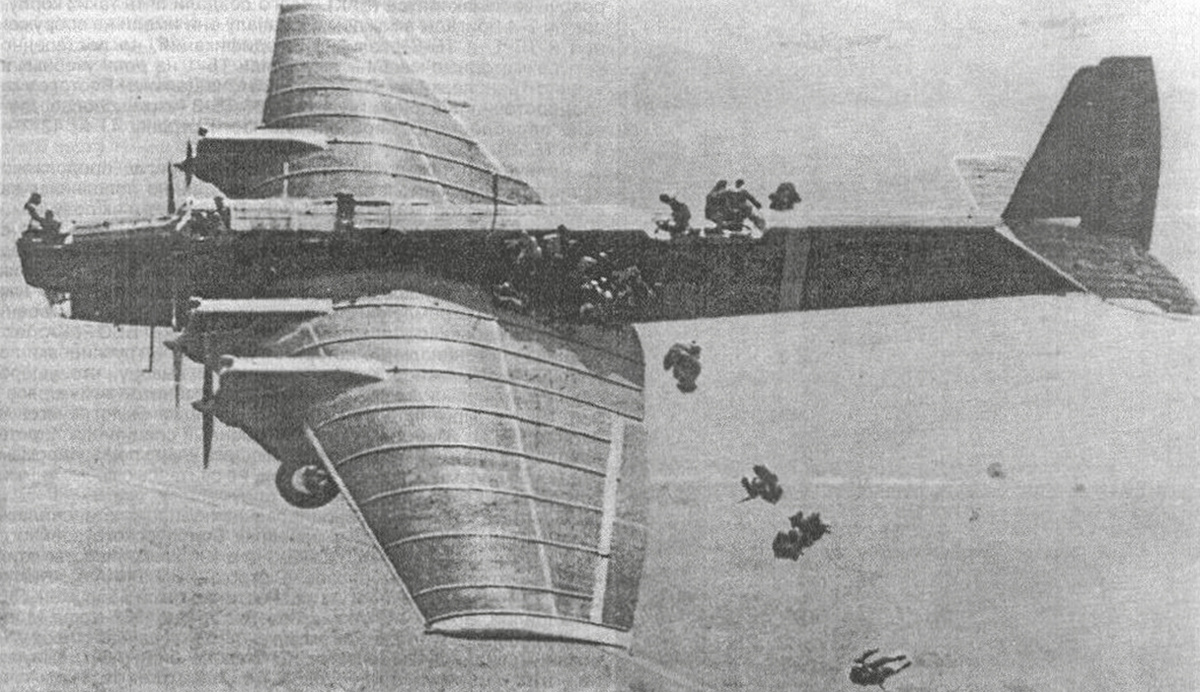 Фото: armedman.ru/ Фото с первых испытаний, десантники выпрыгивают из самолёта Туполев ТБ-3