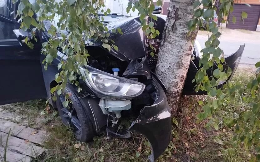    Водитель «Соляриса» пострадал в Можге, врезавшись в березу