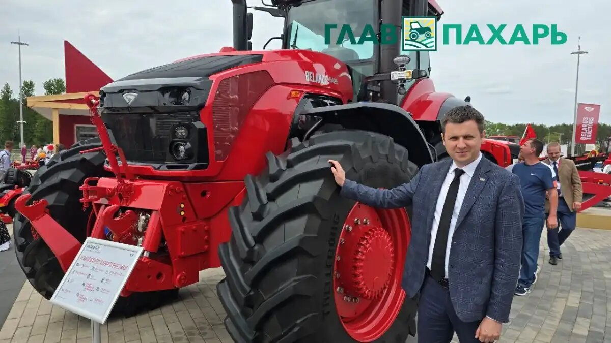 Фото: © Владимир Исаенко / Glavpahar.ru
Генеральный конструктор МТЗ Сергей Ковальчук у нового трактора BELARUS-5425 на БЕЛАГРО-2025