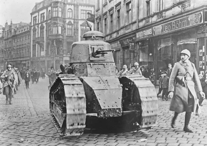 Польский Renault FT на патрулировании в Катовице через два дня после окончания польско-советской войны 18 марта 1921 года