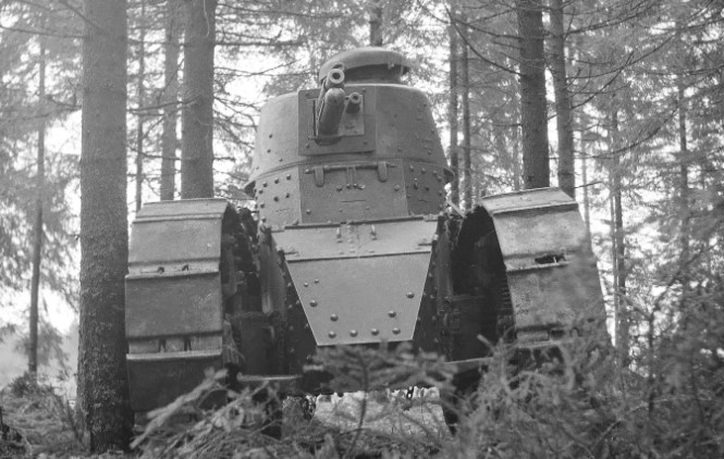 Хотя 6-тонный танк был значительно меньше британского Mark VII, Renault FT всё равно выглядел устрашающе, если смотреть на него из окопа