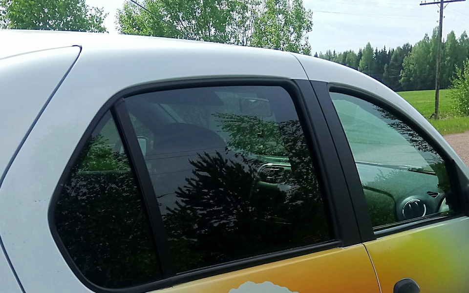 С 1 сентября 2025 года в Беларуси вступает в силу закон, который позволяет полностью тонировать задние стекла автомобилей. Это решение стало результатом долгих обсуждений и обращений со стороны автовладельцев, которые выступали за большее разнообразие в дизайне своих транспортных средств.

Новый закон устанавливает, что задние стекла могут быть затемнены без ограничений, в то время как лобовое и боковые стекла имеют свои пределы затемнения. Это изменение направлено на повышение комфорта для пассажиров и водителей, а также на улучшение эстетического восприятия автомобилей.

Однако, власти подчеркивают, что безопасность на дорогах остается приоритетом, и автовладельцы должны соблюдать правила, касающиеся видимости и безопасности при управлении автомобилем.